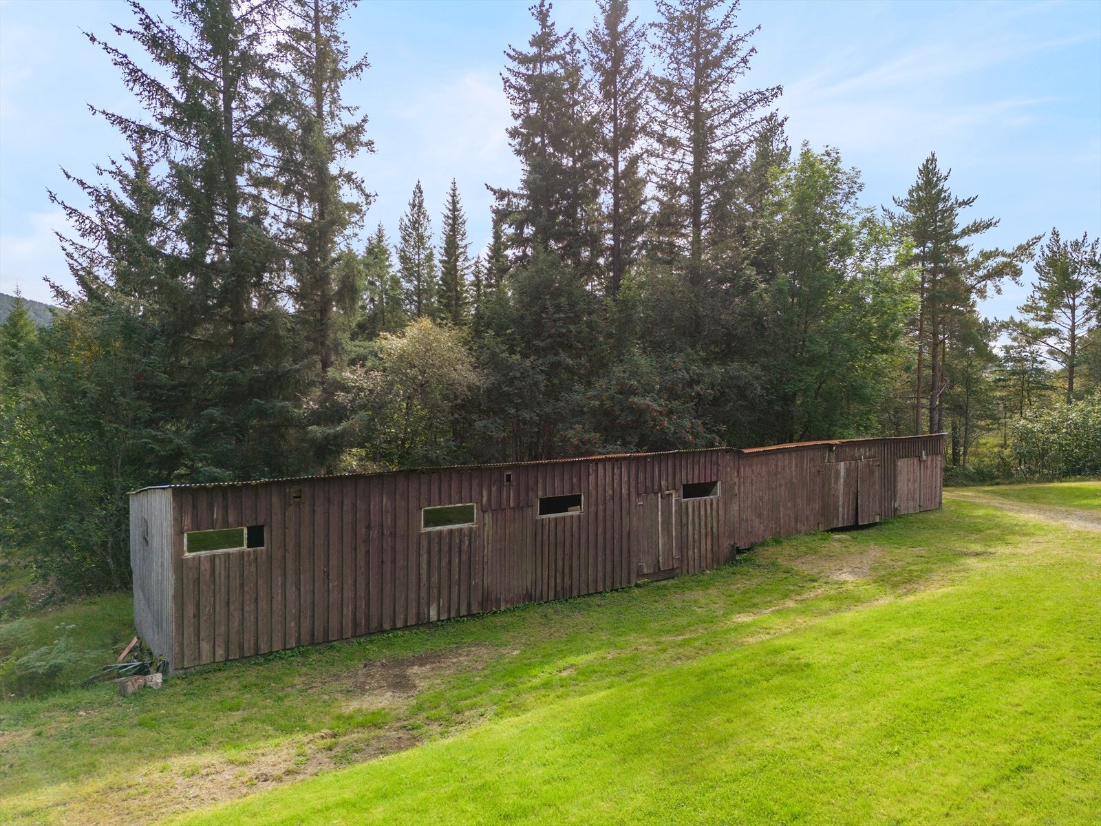 Stort uthus med muligheter for lagring Galleribilde