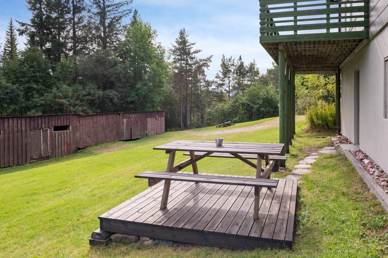 På nedsiden av boligen er det oppført en liten platting med lun og skjermet beliggenhet Galleribilde