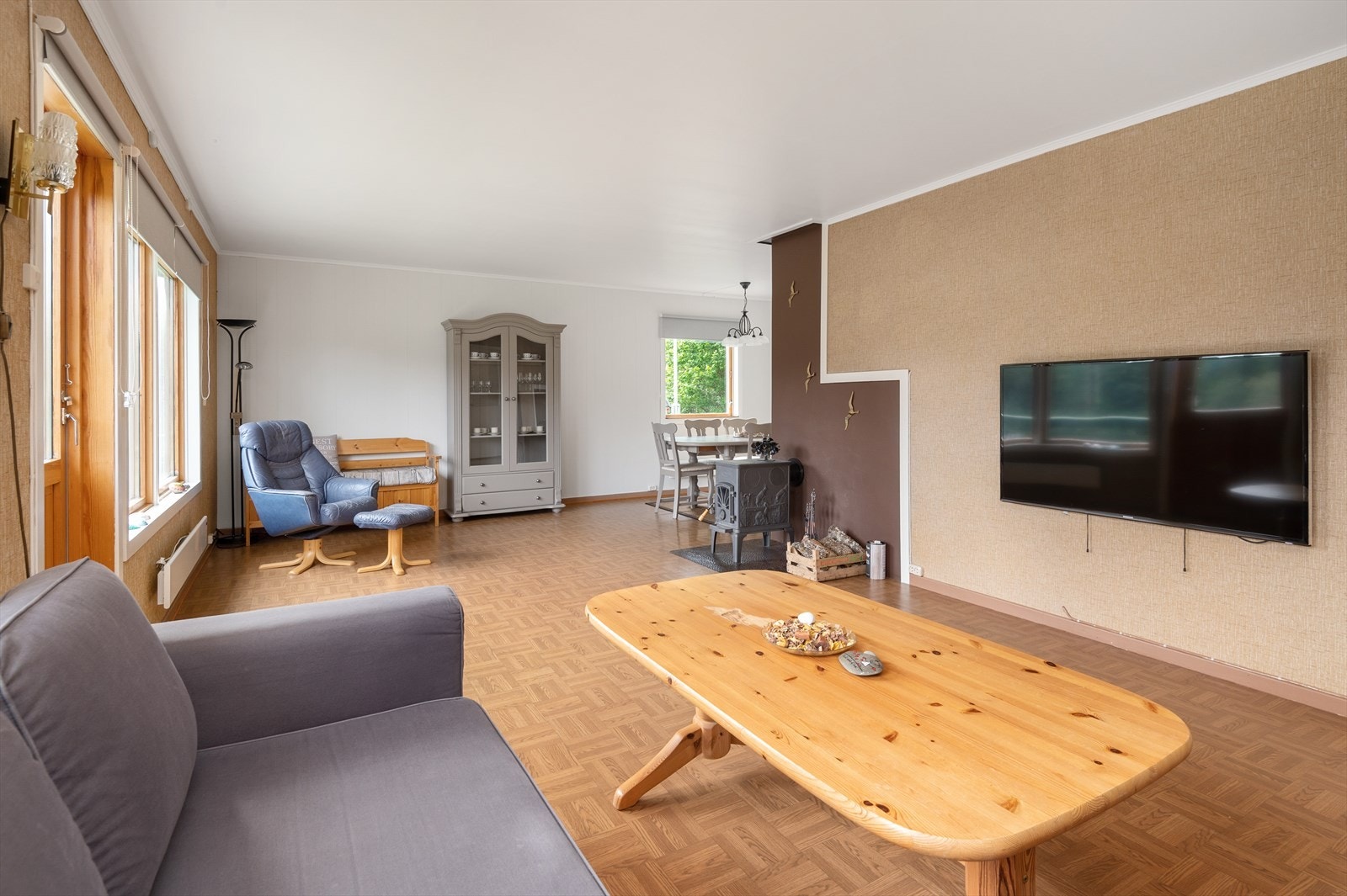 Inne i boligen finner man en romslig stue på 35 kvm Galleribilde