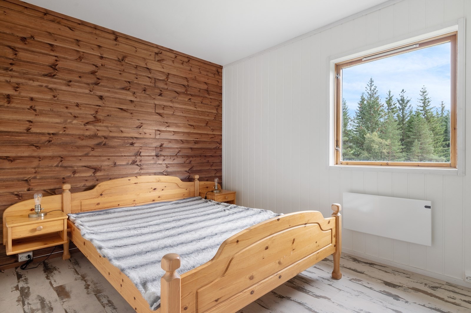 Hovedsoverommet i 1. etasje er rett i underkant av 11 kvm og har god plass til både dobbeltseng og garderobeskap Galleribilde