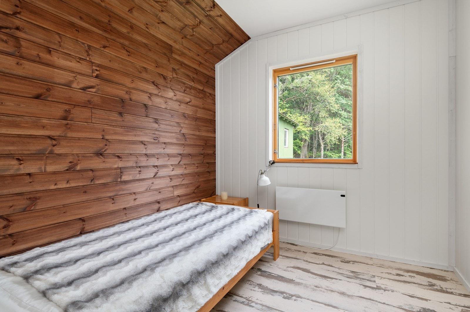 I første etasjen finner man 2 soverom, 1. soverommet er på 6 kvm Galleribilde