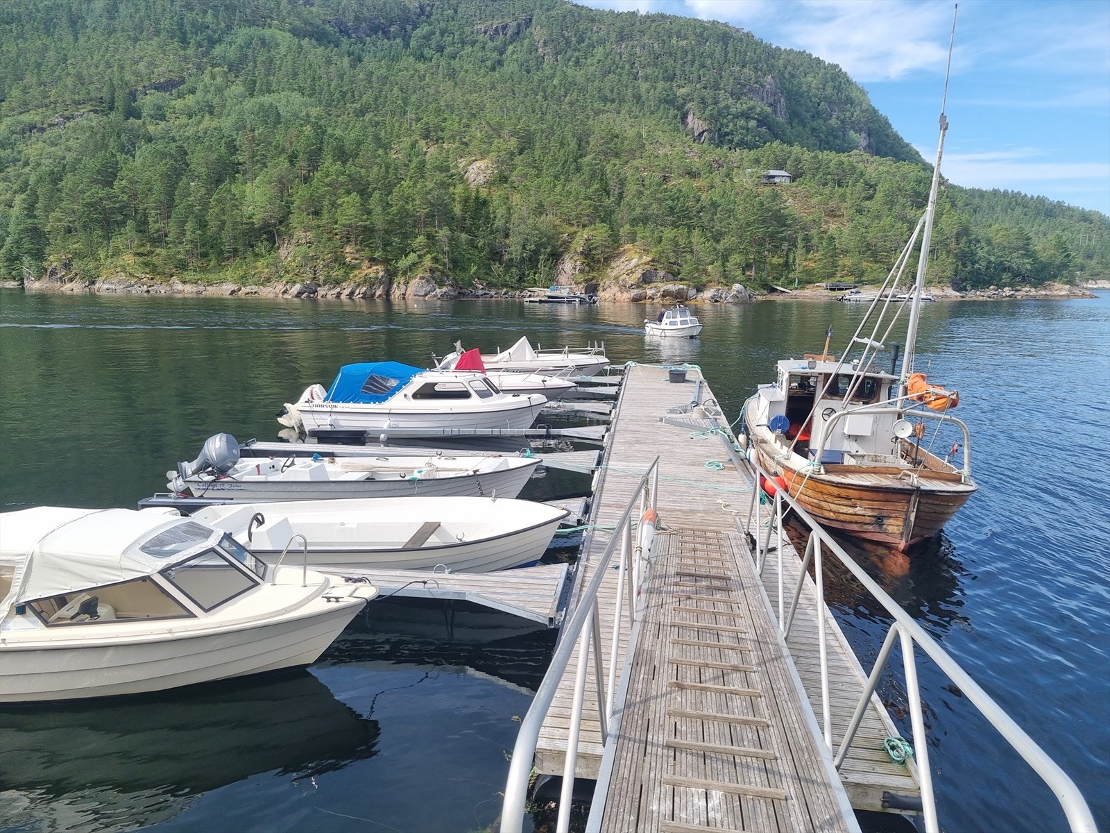 I nærheten av eiendommen er det en småbåthavn Galleribilde