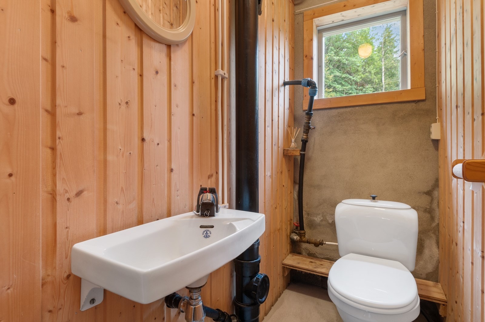 I sokkel er det også et toalettrom Galleribilde