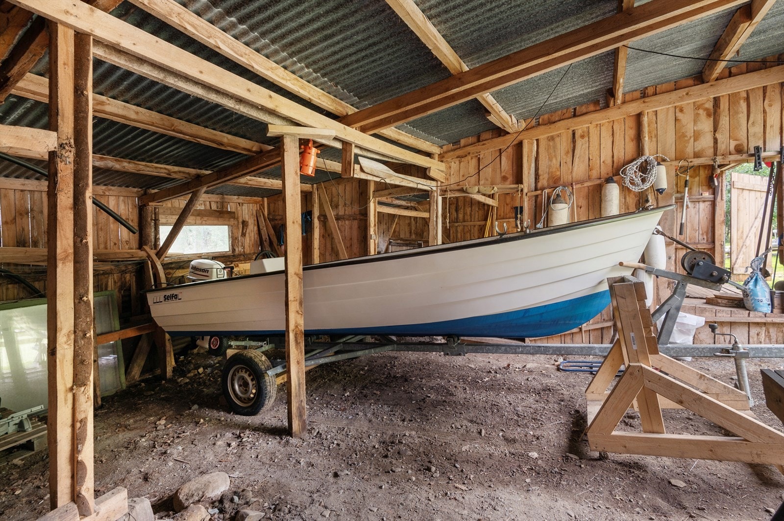 Ved uthus er det gode muligheter for lagring av maskiner, redskaper og diverse under tak Galleribilde