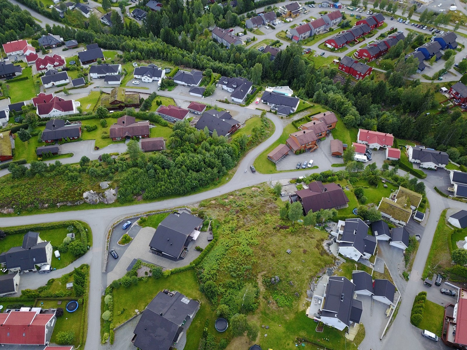 Velkommen til Løvsangerbakken 1! En flott boligtomt i meget attraktivt boligområde i Maura. Galleribilde