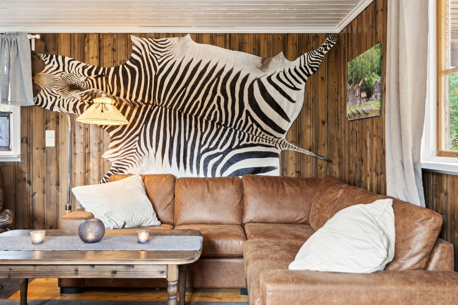 God plass til sofagruppe i stuen, det naturlige samlingspunktet på hytta Galleribilde