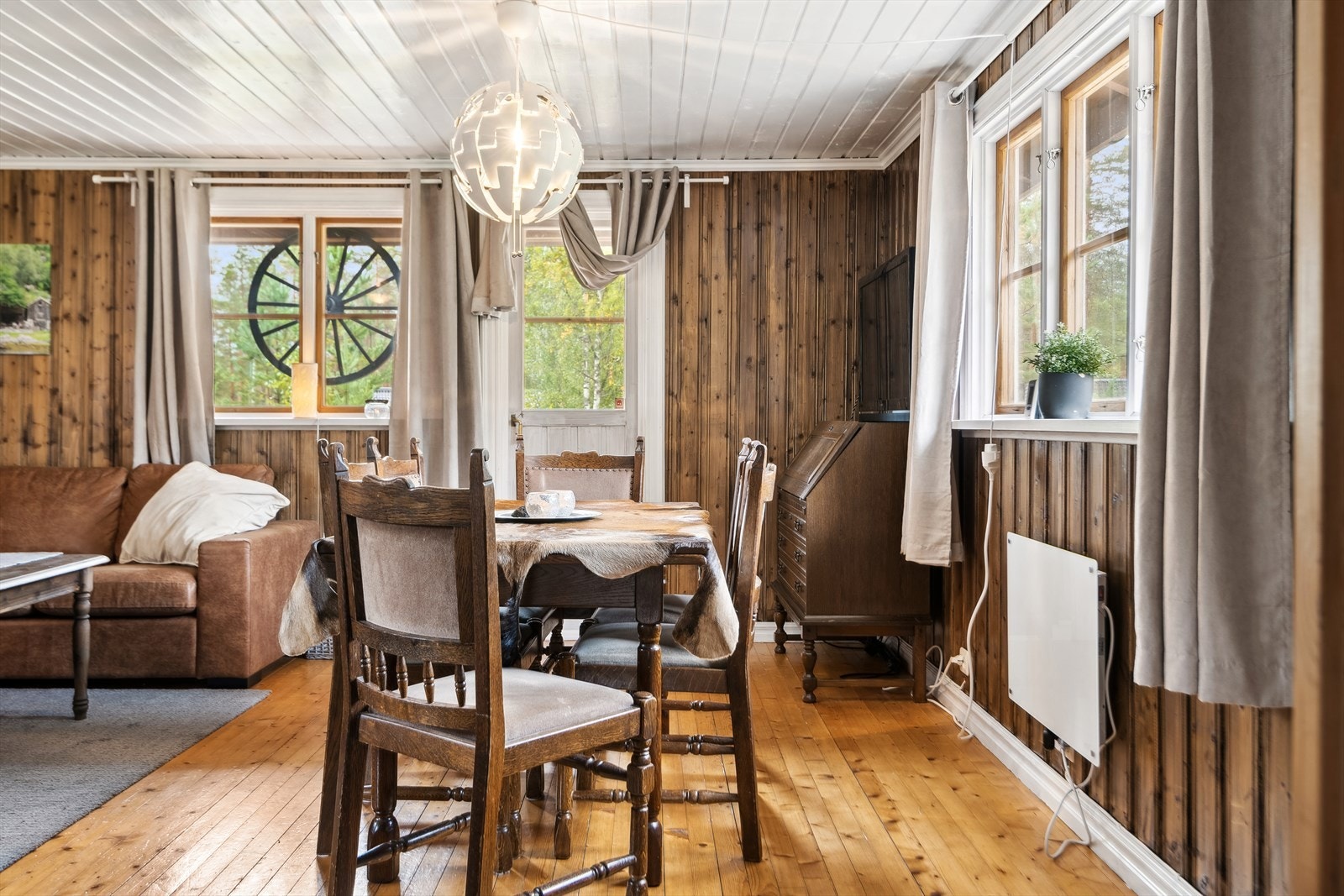 Stuen er romslig og har plass til både spisegruppe og sofamøblement Galleribilde