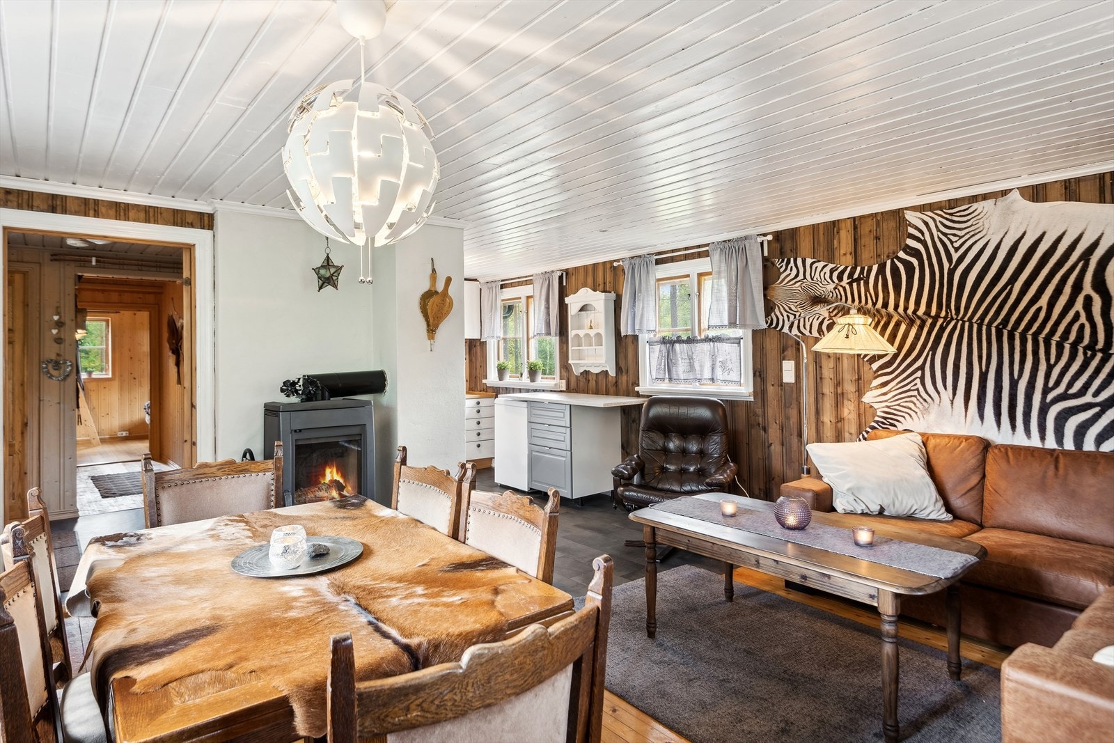 Stuen har også peisovn som varmer godt på de kaldeste dagene Galleribilde