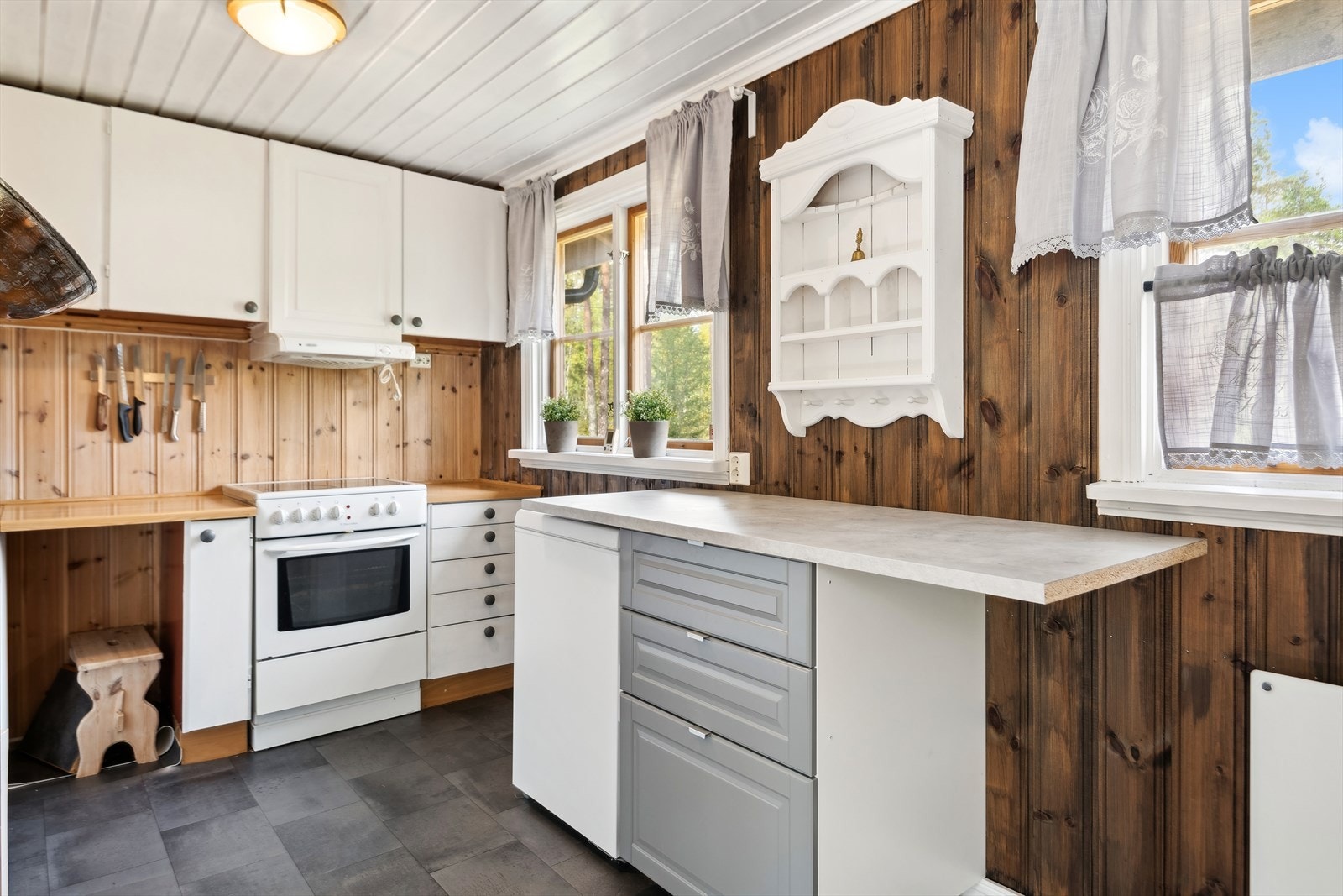 Kjøkkenet har delvis åpen løsning inn til stuen og spisestuen Galleribilde