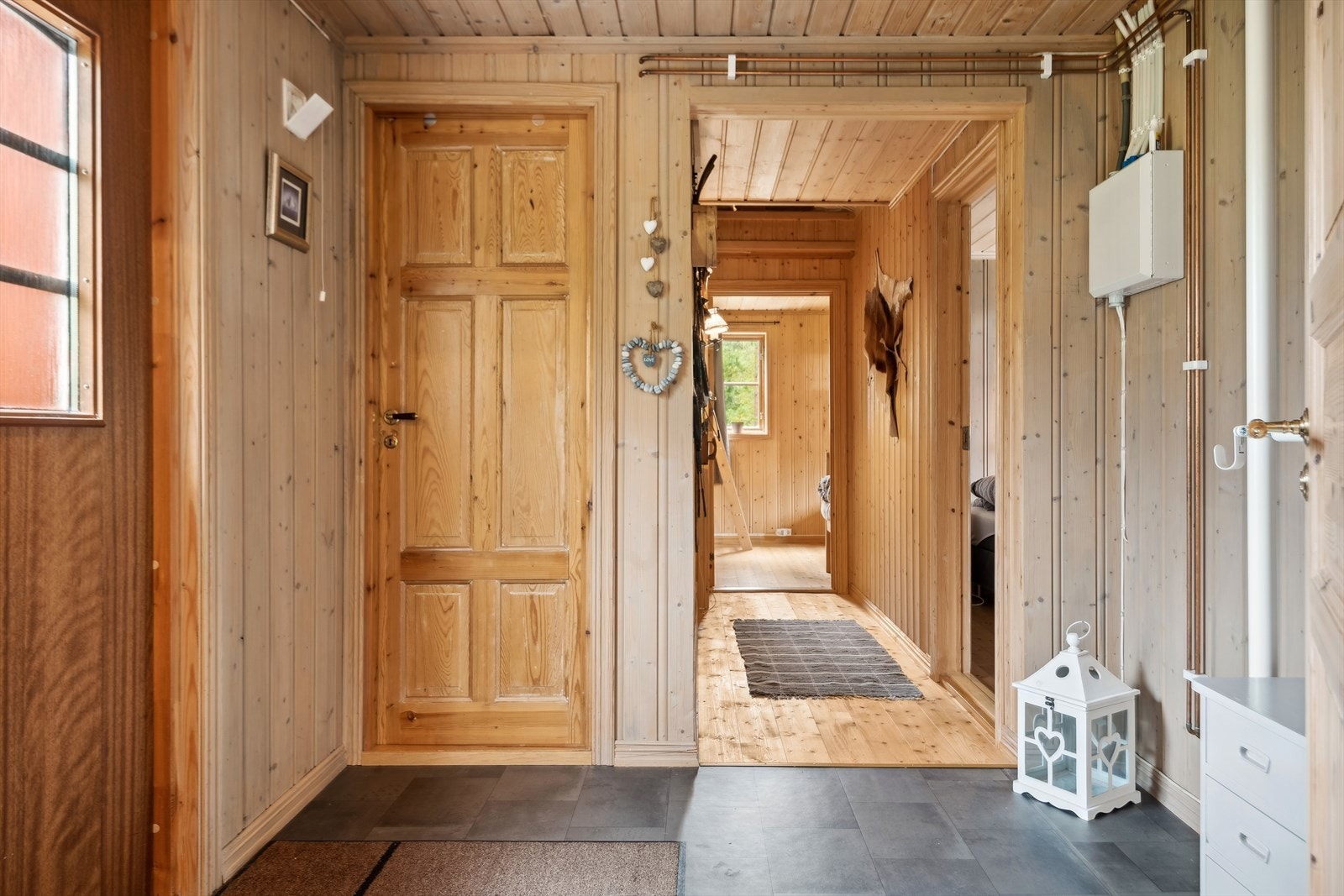 Gang inn til hyttas to soverom, samt stige opp til hems Galleribilde