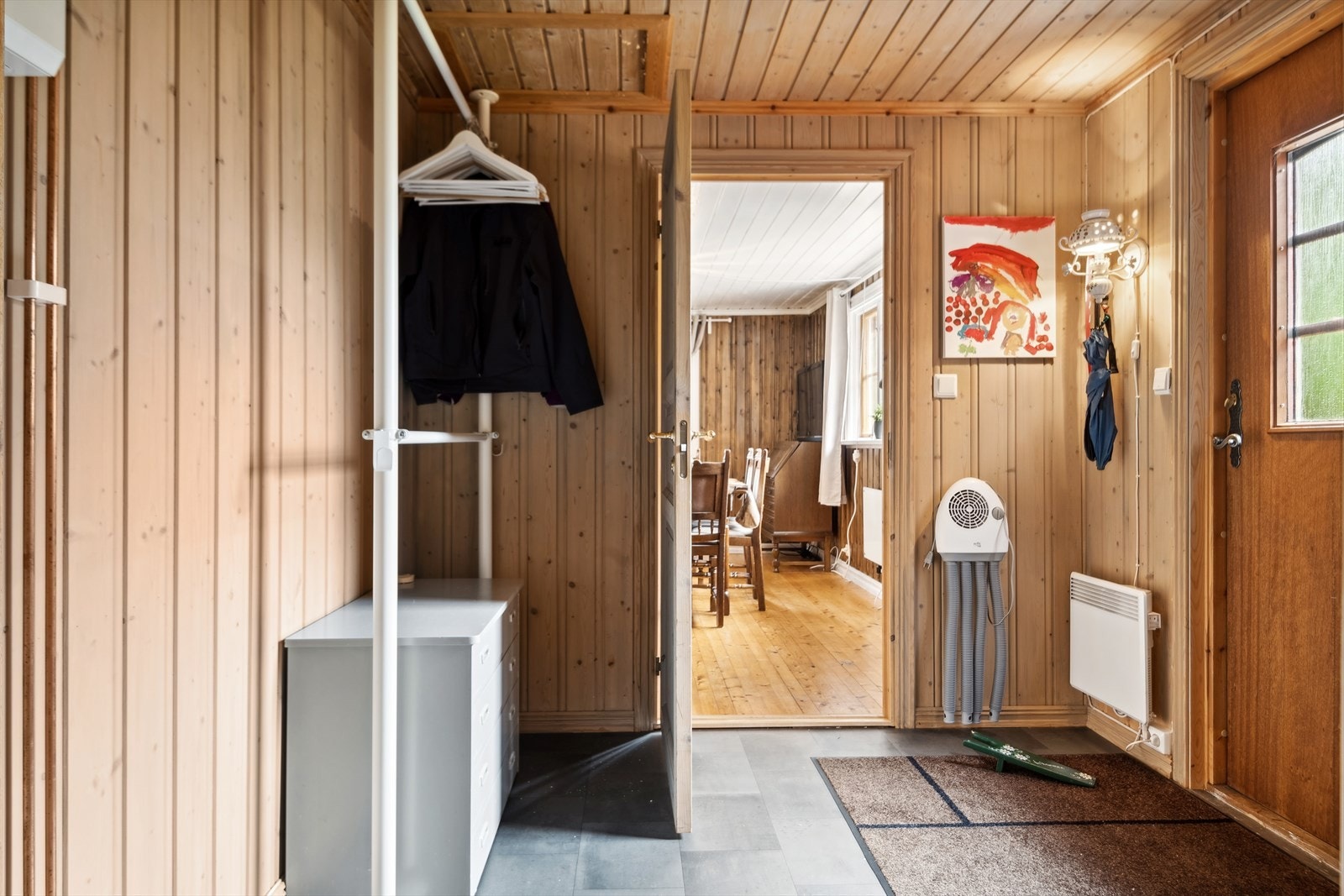 Entréen ønsker deg velkommen inn i boligen og har oppbevaringsmuligheter for yttertøy og sko Galleribilde