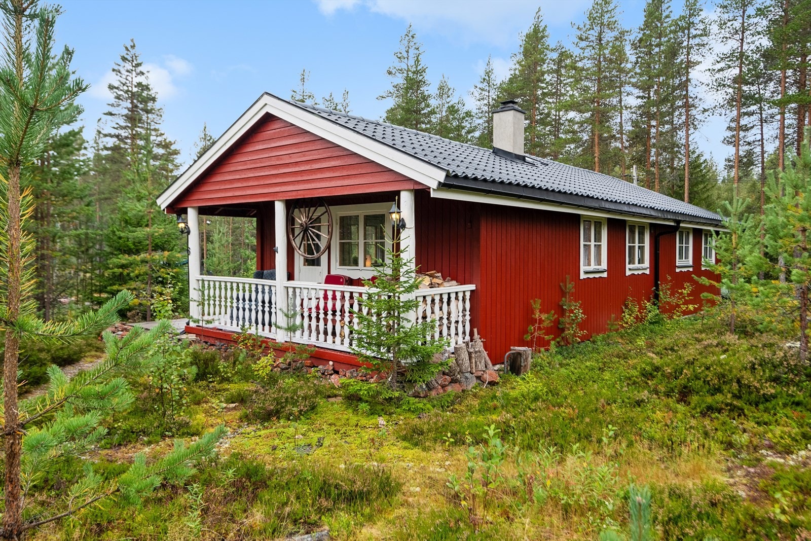 Boligen ligger fint til i naturskjønne omgivelser Galleribilde