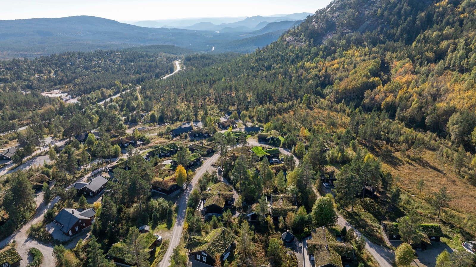 Vinterstid går det oppkjørte skiløyper rett ved hytta, med forbindelse til mange og flotte løyper og områder. Galleribilde