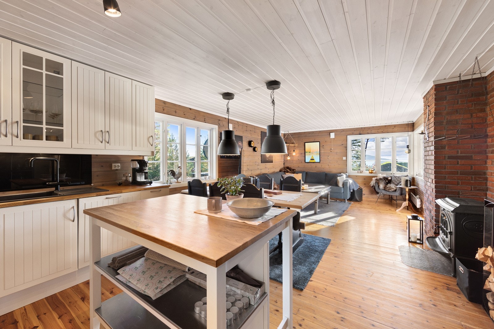 Integrerte hvitevarer er kjøl/fryseskap, platetopp, stekeovn og oppvaskmaskin. Galleribilde