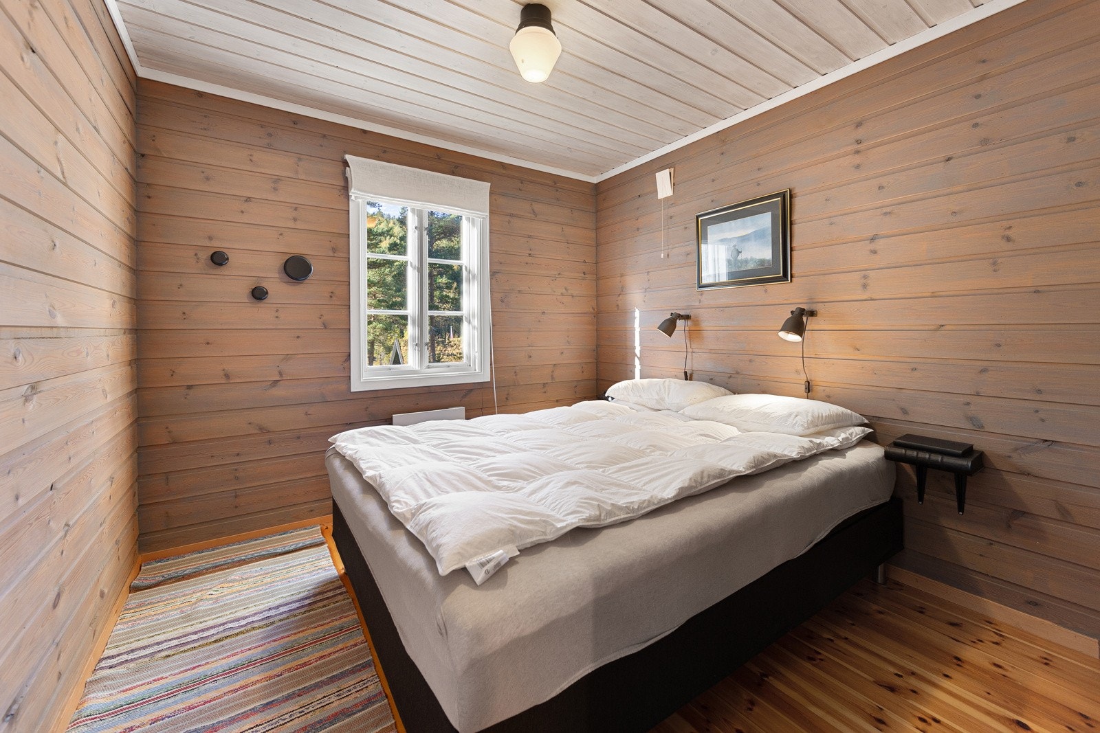 Det er 3 gode soverom i hytten - hovedsoverommet har god plass til dobbeltseng og annet møblement man måtte ha behov for. Galleribilde