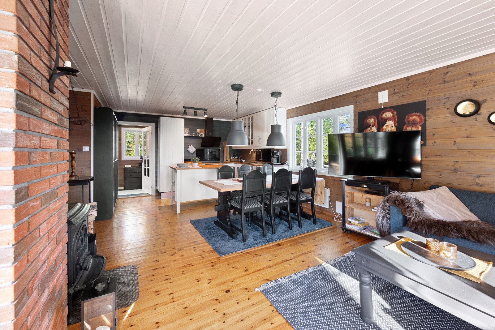 Kjøkkenet er i åpen løsning i stuen - sosialt og hyggelig for store og små Galleribilde