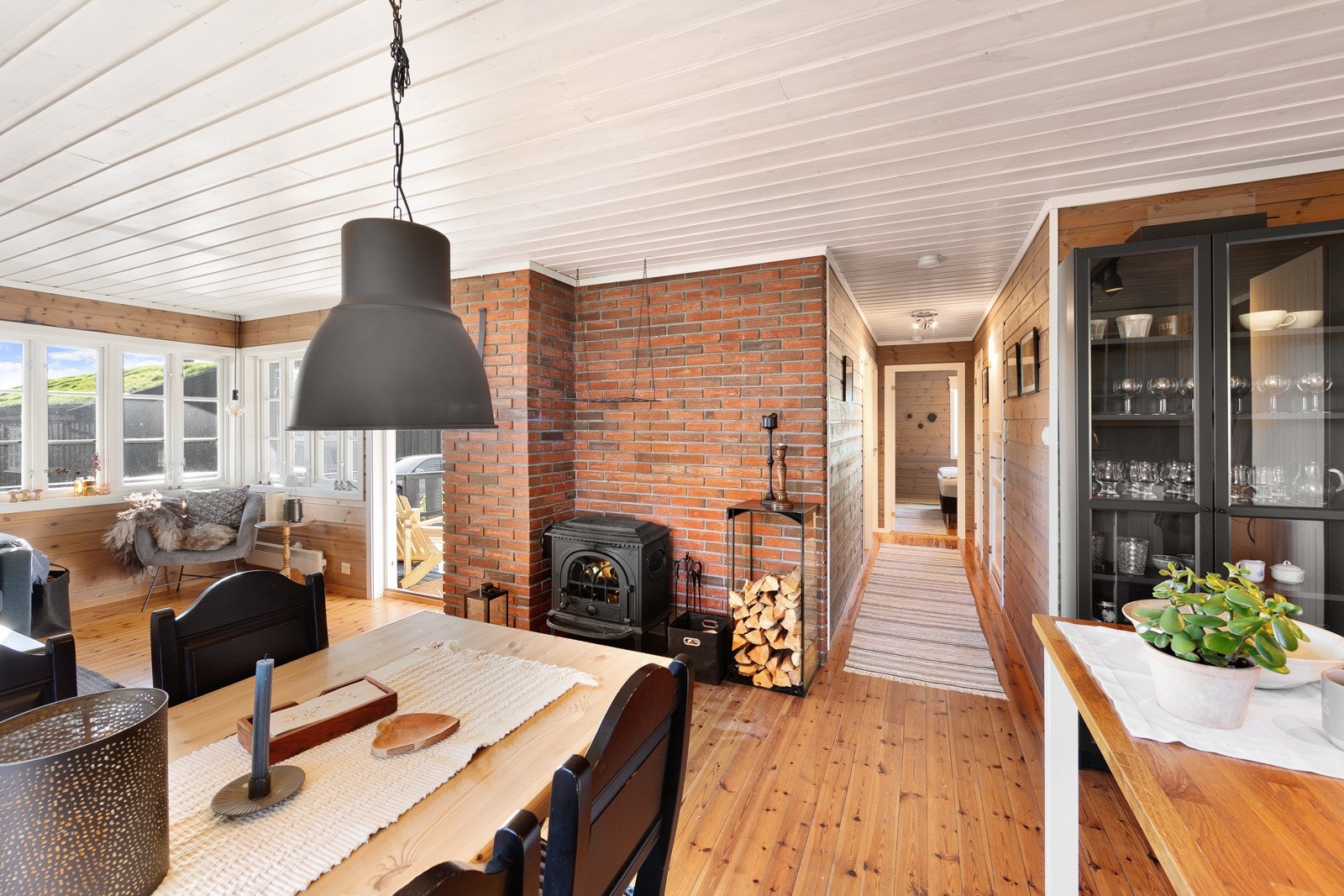 God plass til spisemøblement som innbyr til sosialt samvær med familie og venner Galleribilde