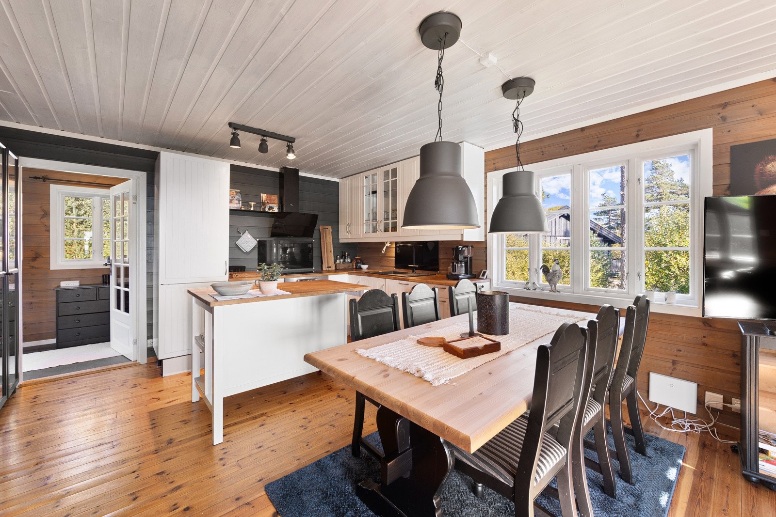 Kjøkkenet har innredning med profilerte fronter og benkeplater er av laminert heltre. Galleribilde