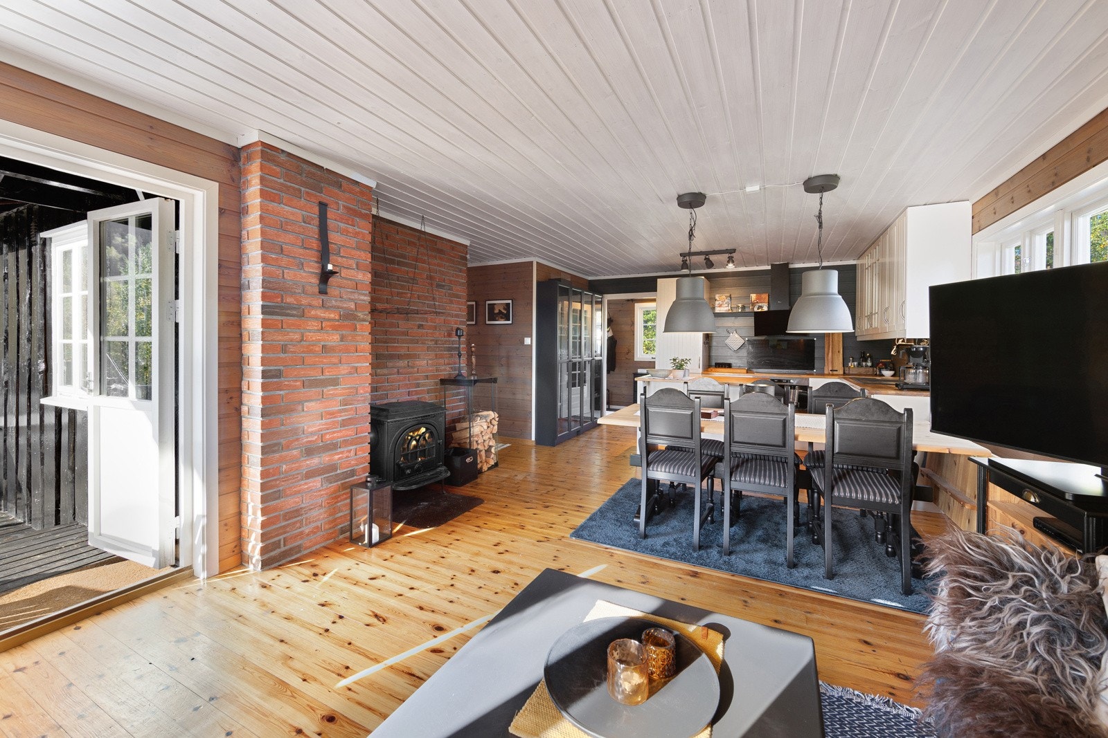 Fra stuen er det utgang til en herlig terrasse på 47 m2 Galleribilde