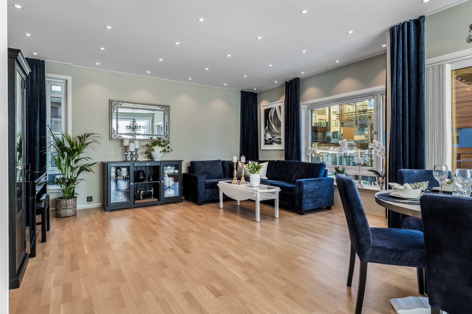 Stuen er romslig nok til å romme hjørnesofa og annen komfortabel innredning. Galleribilde