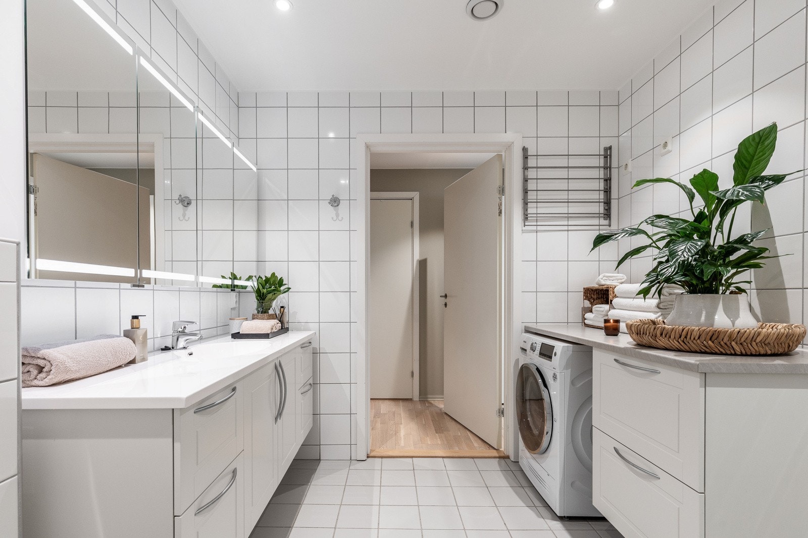 Hovedbad har god plass til vaskemaskin og en smart løsning for oppbevaring. Galleribilde