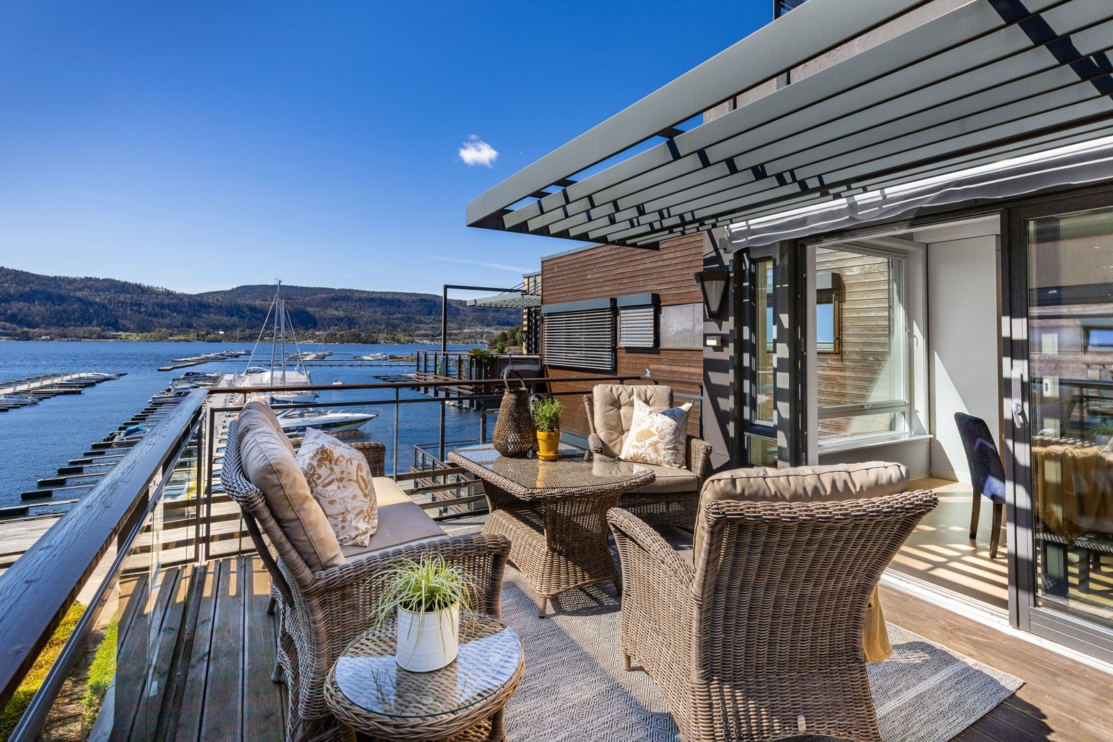 Pergola og markise på balkongen - En perfekt plass for å nyte utsikten, enten i sol eller skygge. Galleribilde