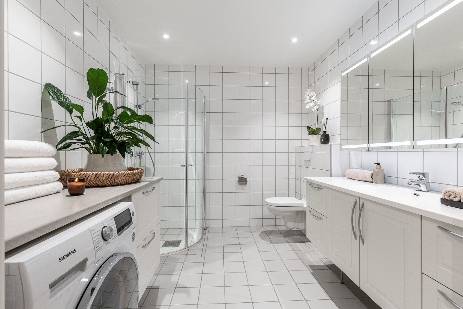Leiligheten har to bad, og hvert bad er utstyrt med varmekabler og moderne belysning for en luksuriøs følelse. Galleribilde
