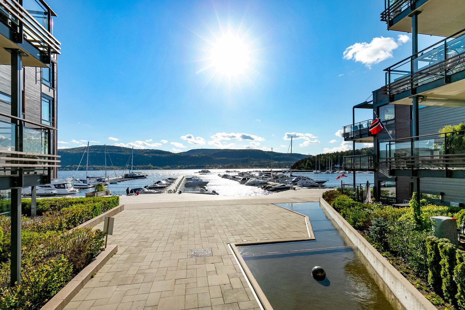 Leiligheten ligger flott til på Nordre Jarlsberg Brygge, som er et unikt boligområde plassert langs havnepromenaden i Sande. Galleribilde
