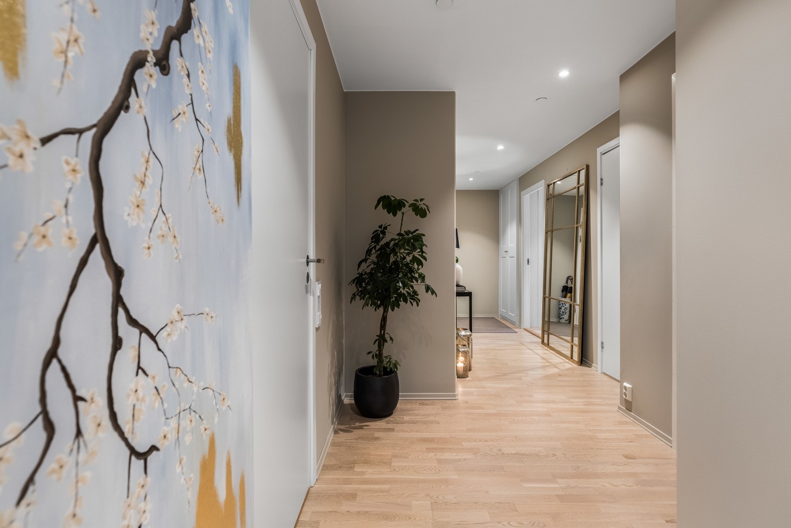 Lekre overflater og downlights skaper en varm og innbydende atmosfære. Galleribilde