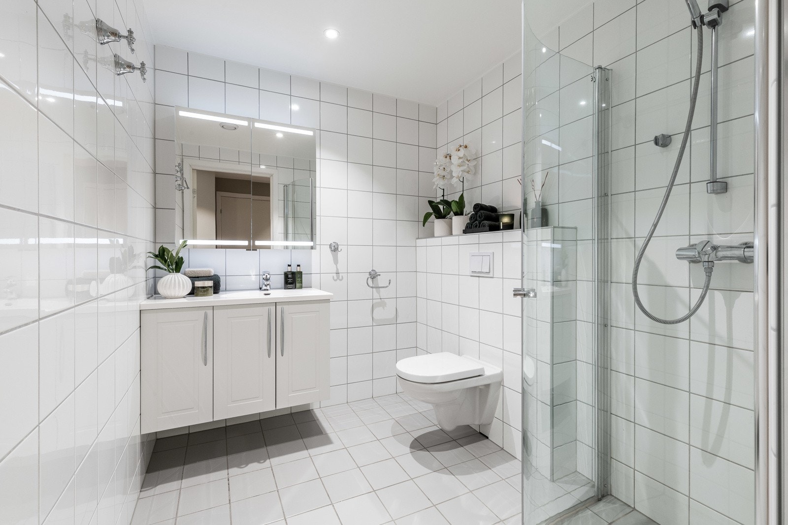 Praktisk og moderne innredning som gir ekstra funksjonalitet på badet. Galleribilde