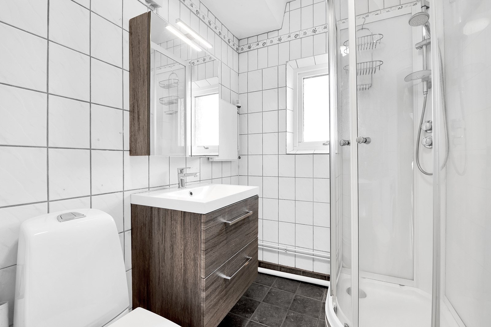 Bad med dusjkabinett og moderne baderomsmøbler. Galleribilde