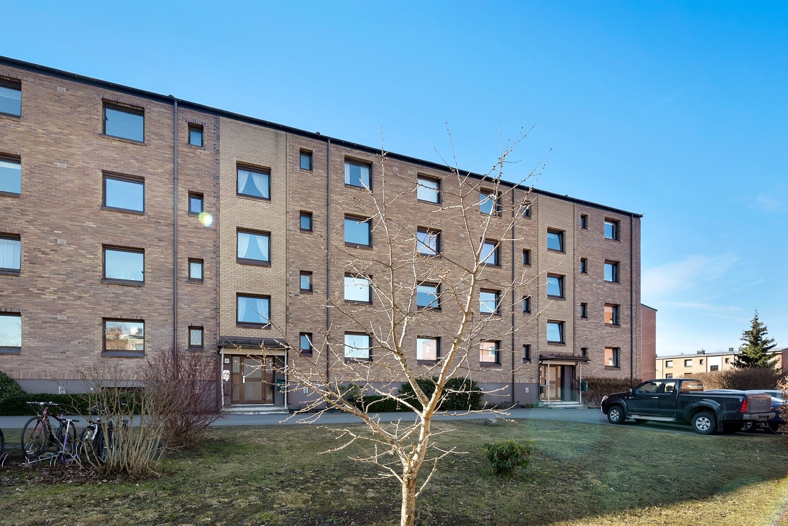 Velholdt bygning i et stille og veletablert boligområde. Galleribilde