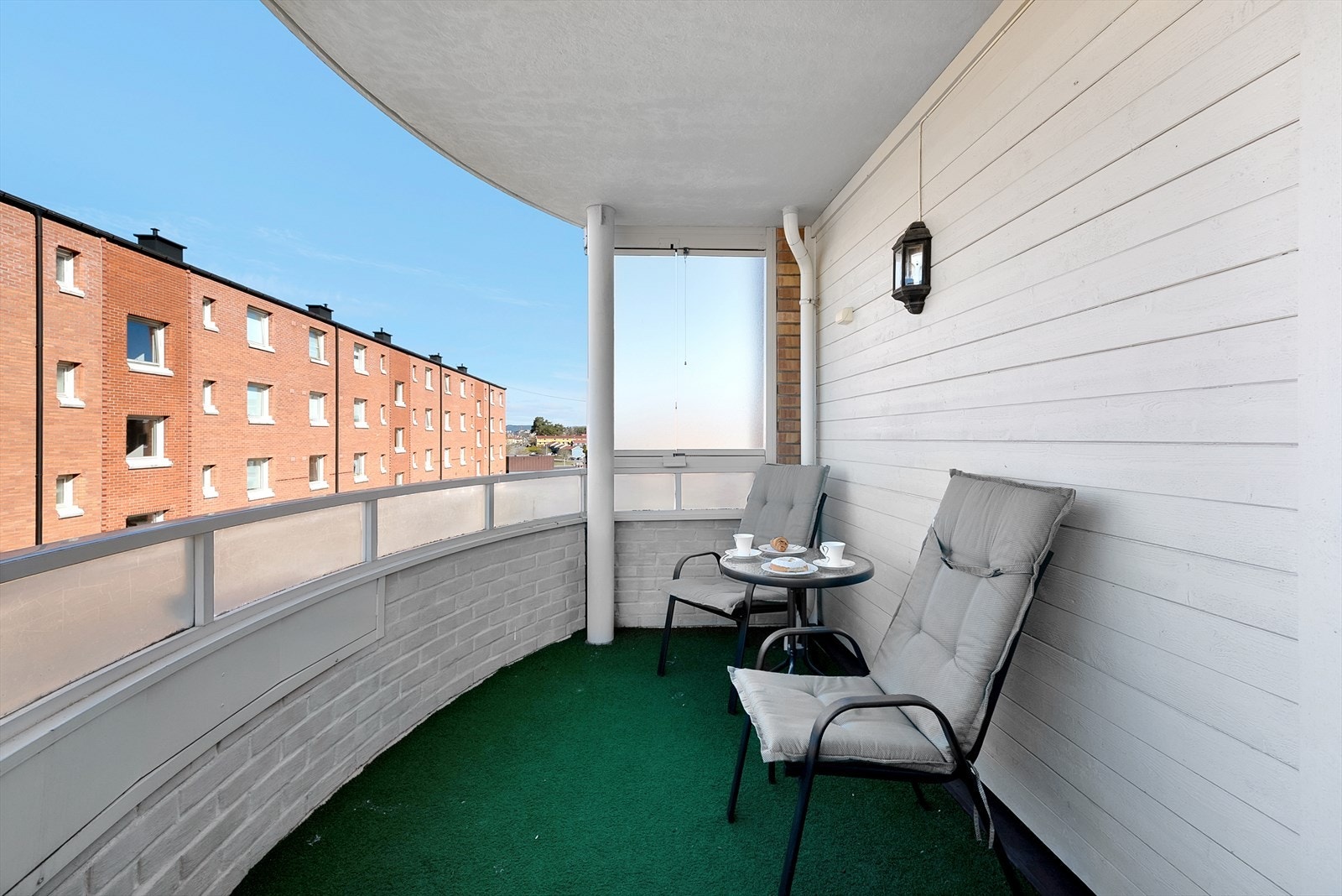 Balkongen er perfekt for morgenkaffen og har god plass. Galleribilde