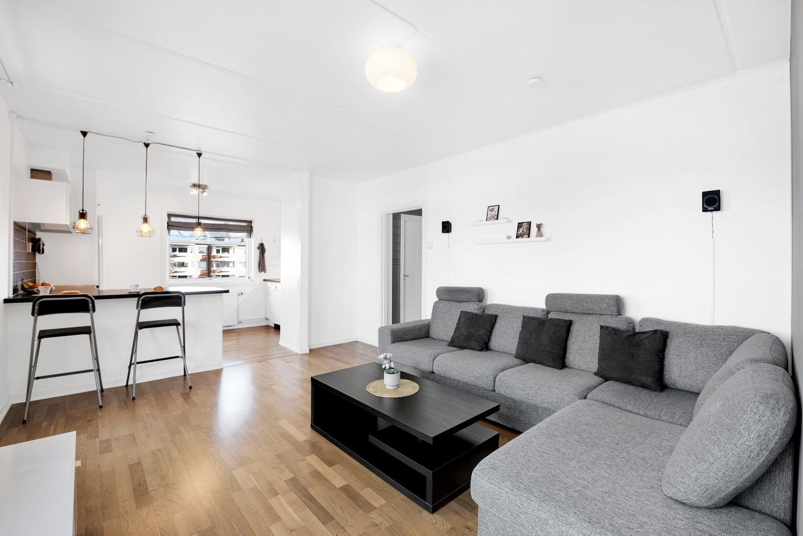 Åpen stue- og kjøkkenløsning skaper en romslig atmosfære. Galleribilde