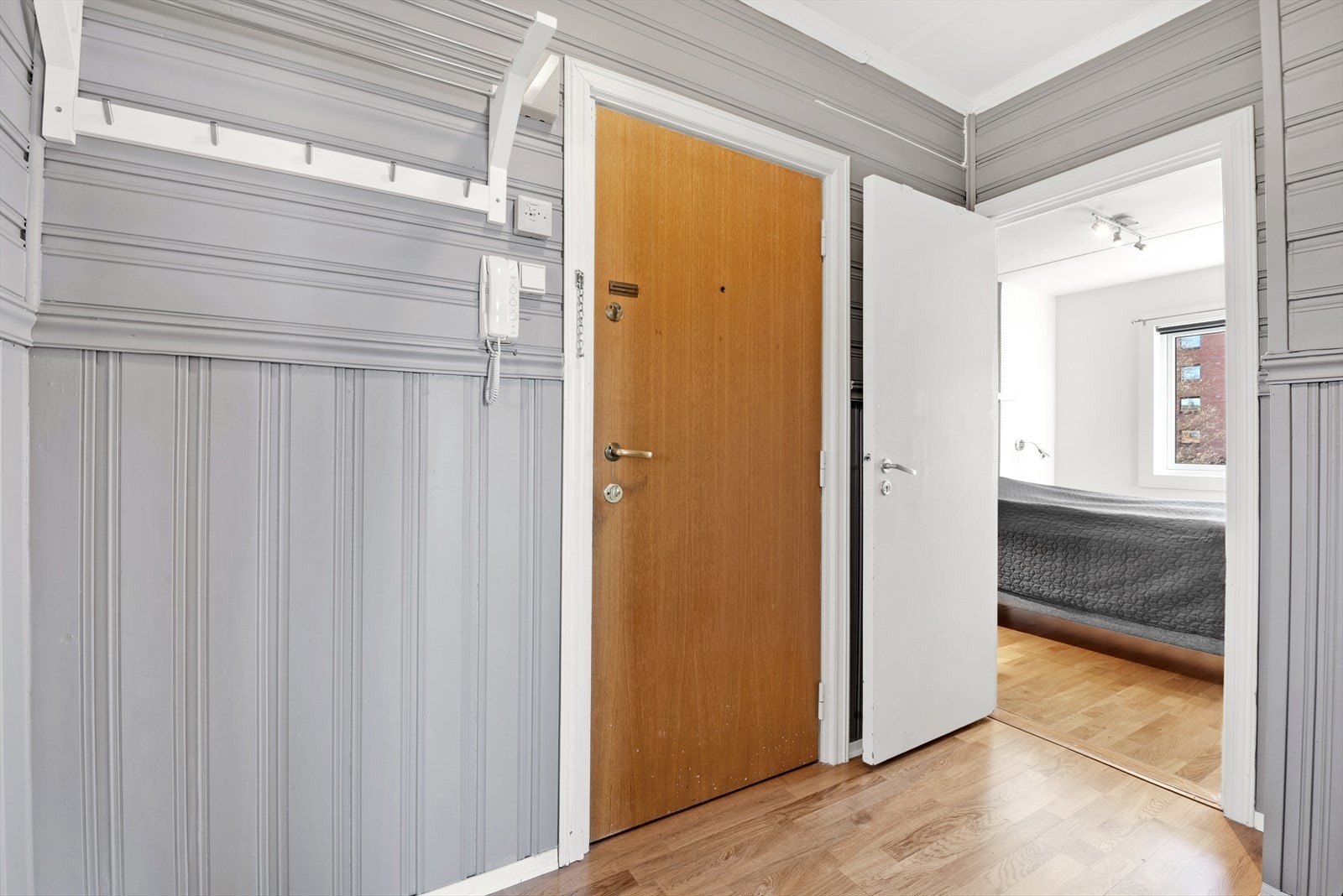 Innbydende entré med plass til oppheng og skoskap. Galleribilde