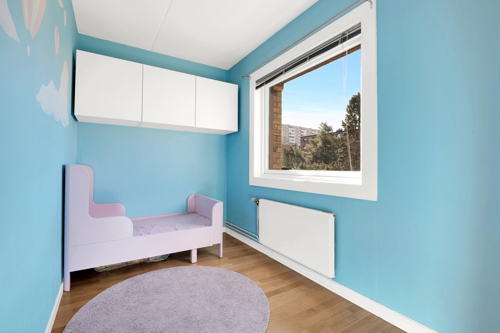 Barnerom med fargerike vegger og hyggelig atmosfære. Galleribilde