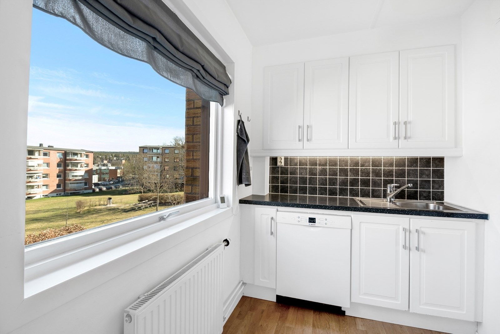 Lyst kjøkken med god plass til oppbevaring. Galleribilde