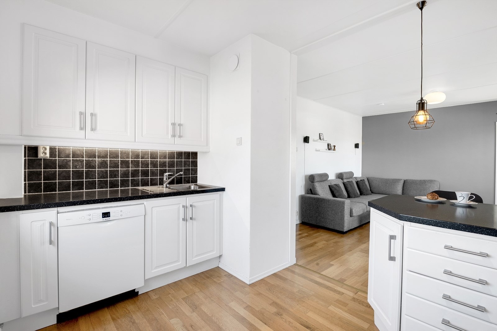 Plass i innredningen for en komfyr av smalere modell, kjøleskap og oppvaskmaskin. Galleribilde