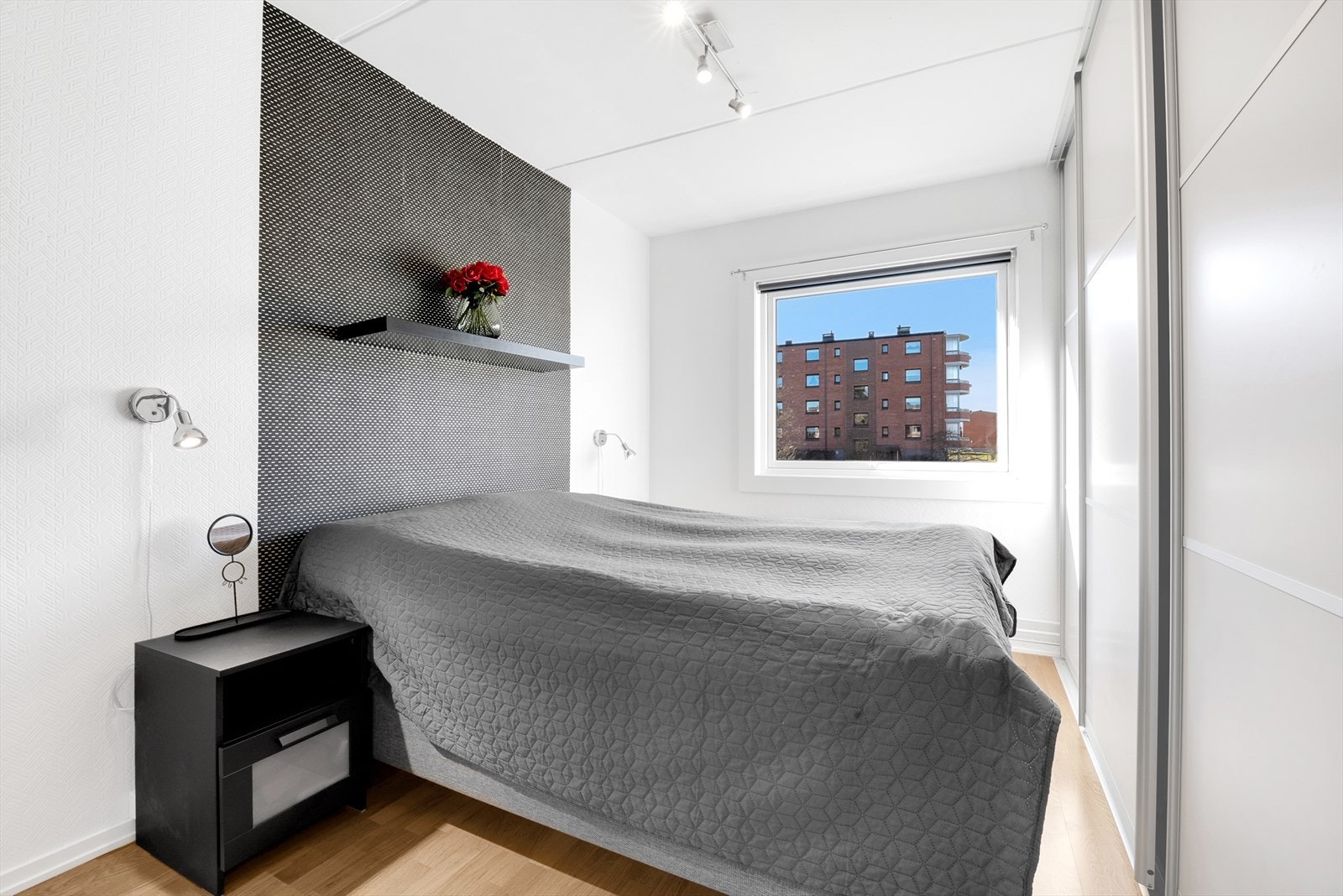 Soverom med innebygde skap og plass til dobbeltseng. Galleribilde