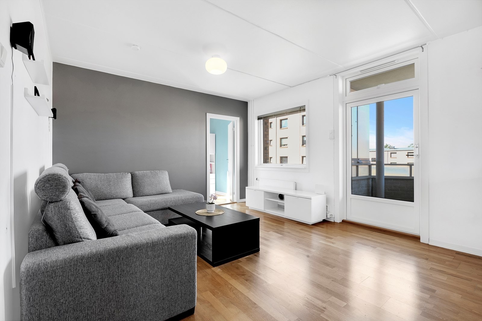 Utgang til balkong fra stuen, perfekt for avslapning. Galleribilde