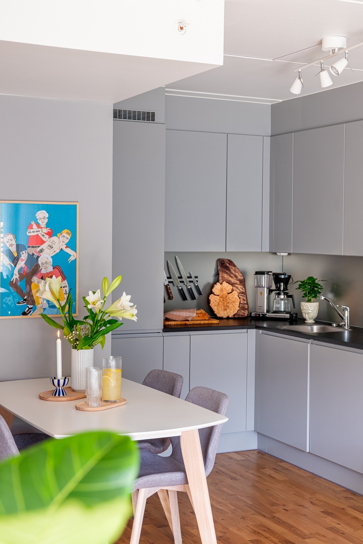 Ved spisebordet kan du holde gjestene med selskap mens det kokkeleres på kjøkkenet! Galleribilde