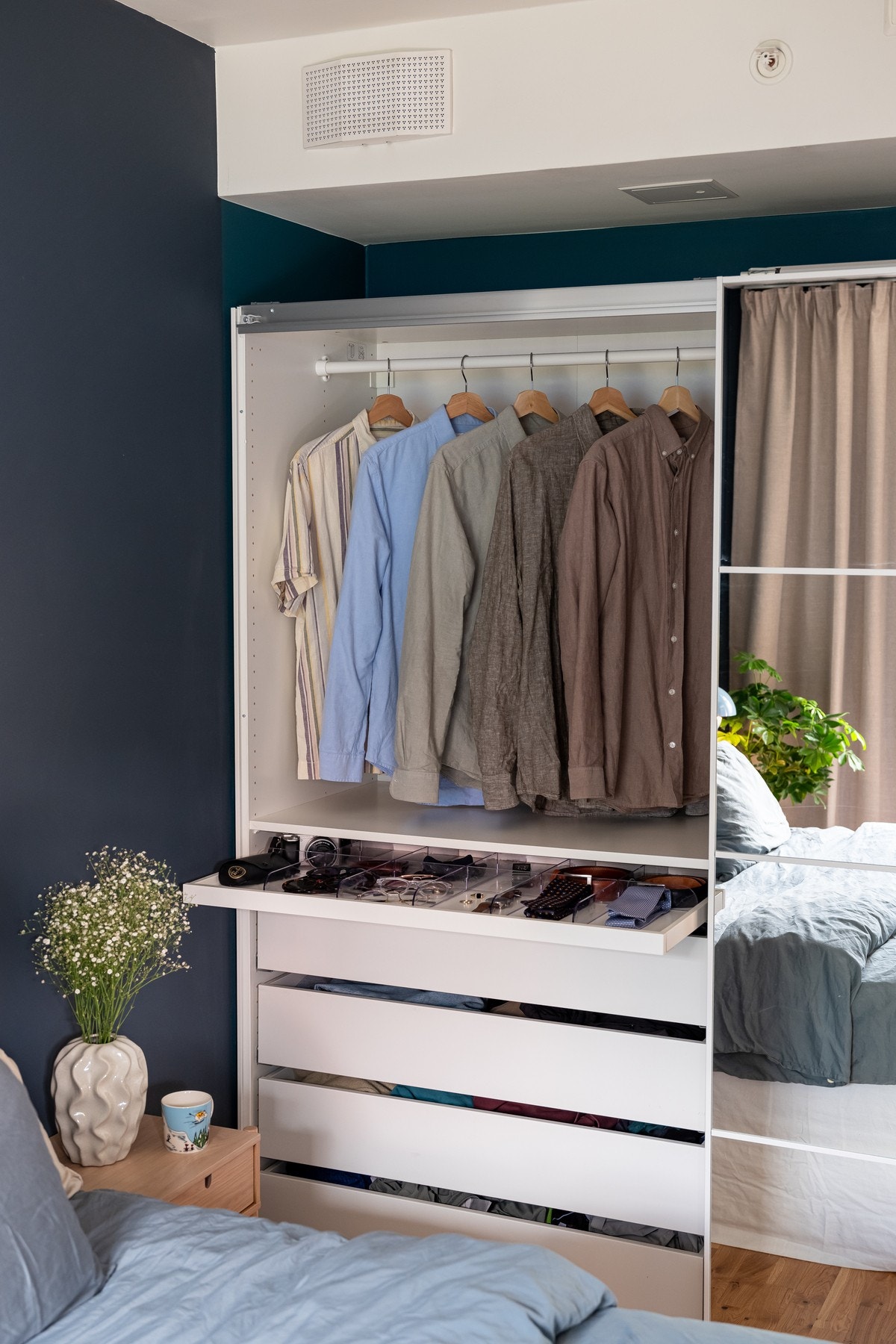 Det er i tillegg mye oppbevaringsplass i skyvedørsgarderobe langs den ene veggen. Galleribilde