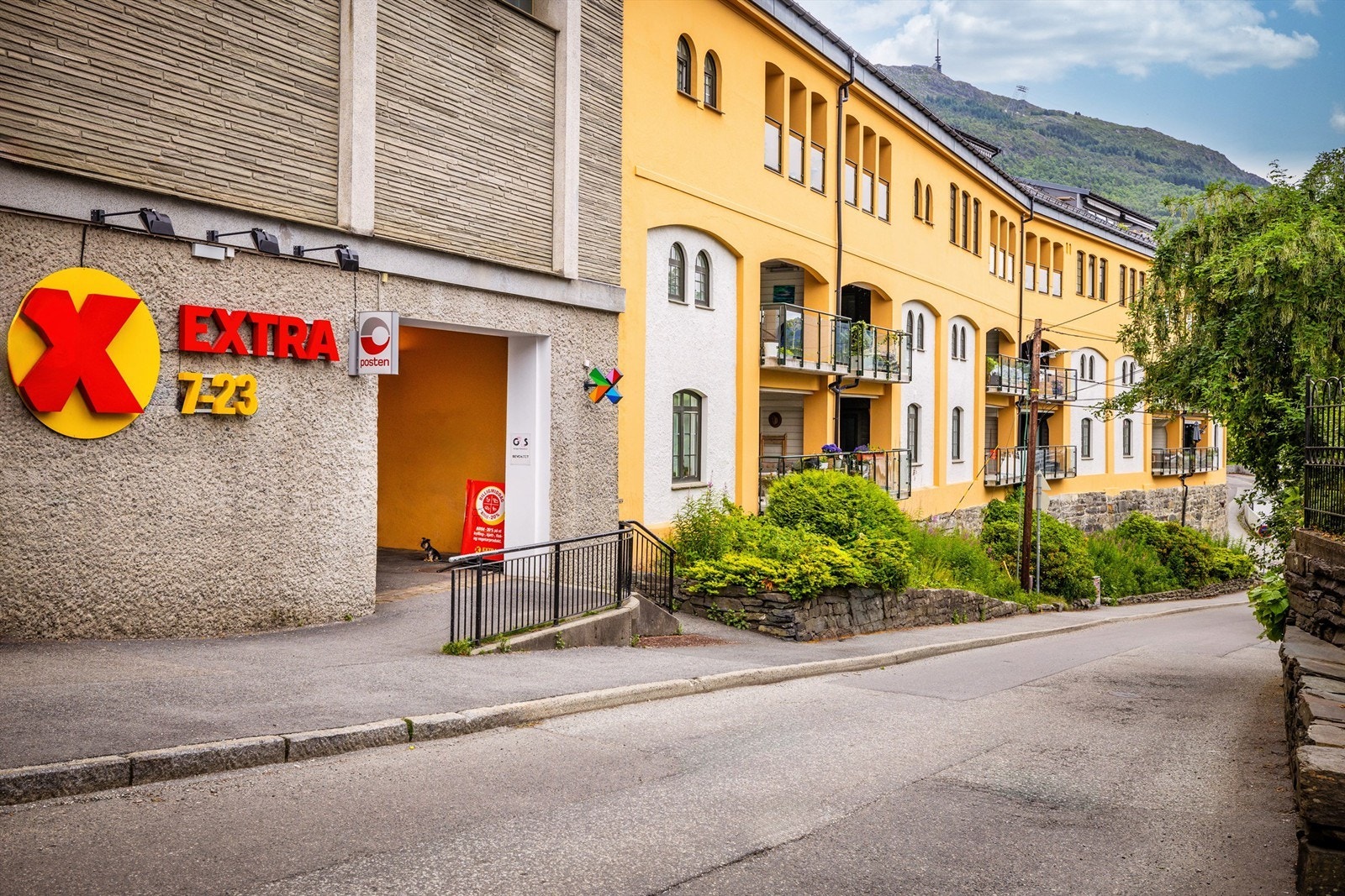- Matbutikk rett utenfor inngangsdøren, man kan nesten gå tørrskodd til Coop Extra - Galleribilde