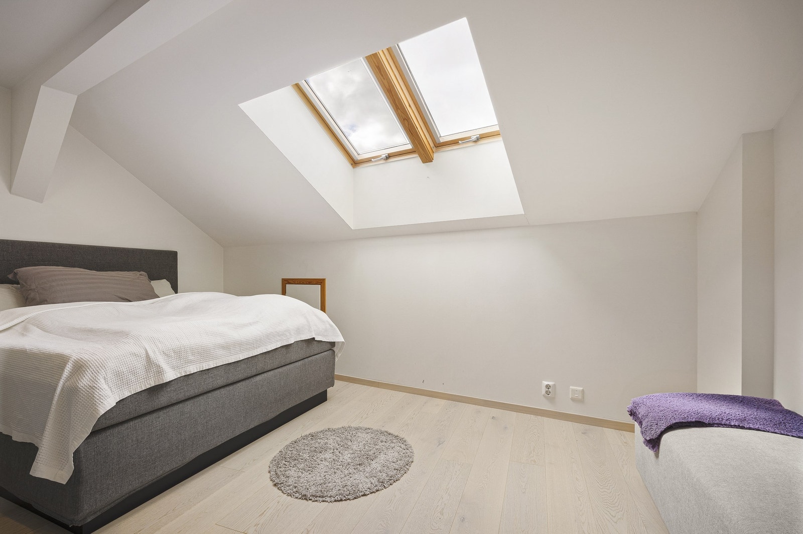 Store vinder gir godt med naturlig lys inn til soverommet Galleribilde