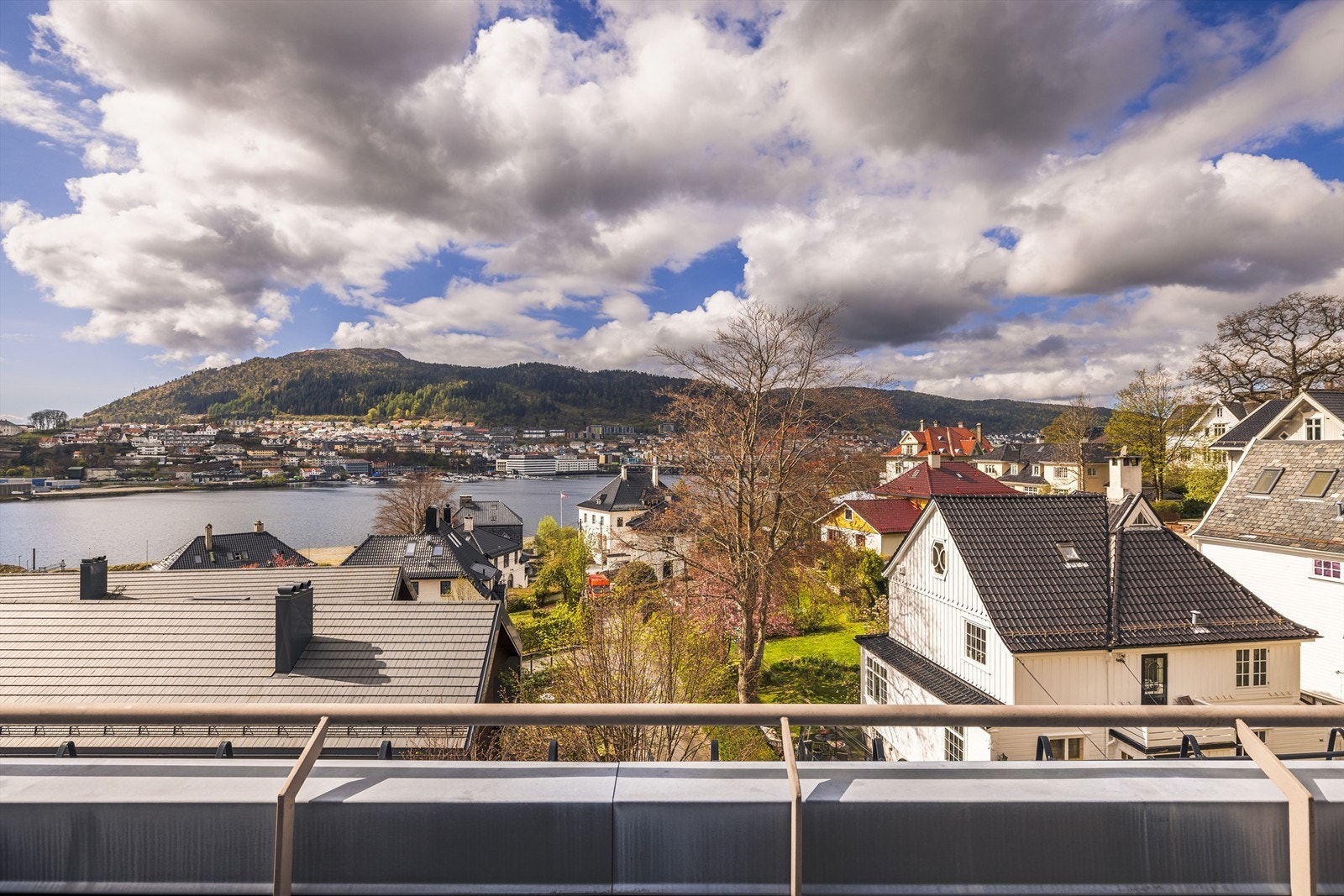 Nydelig utsikt fra egen privat terrasse Galleribilde