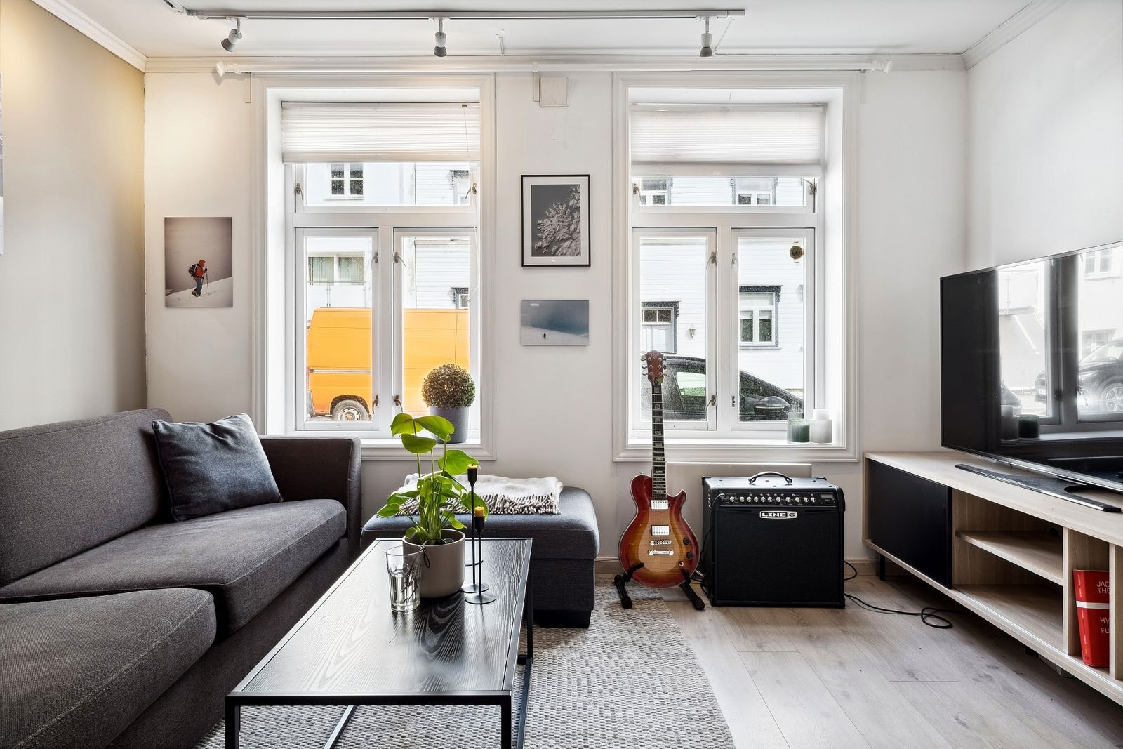 Stue/kjøkken er på 20 kvm til sammen. Sofagruppe og tv følger med. Galleribilde