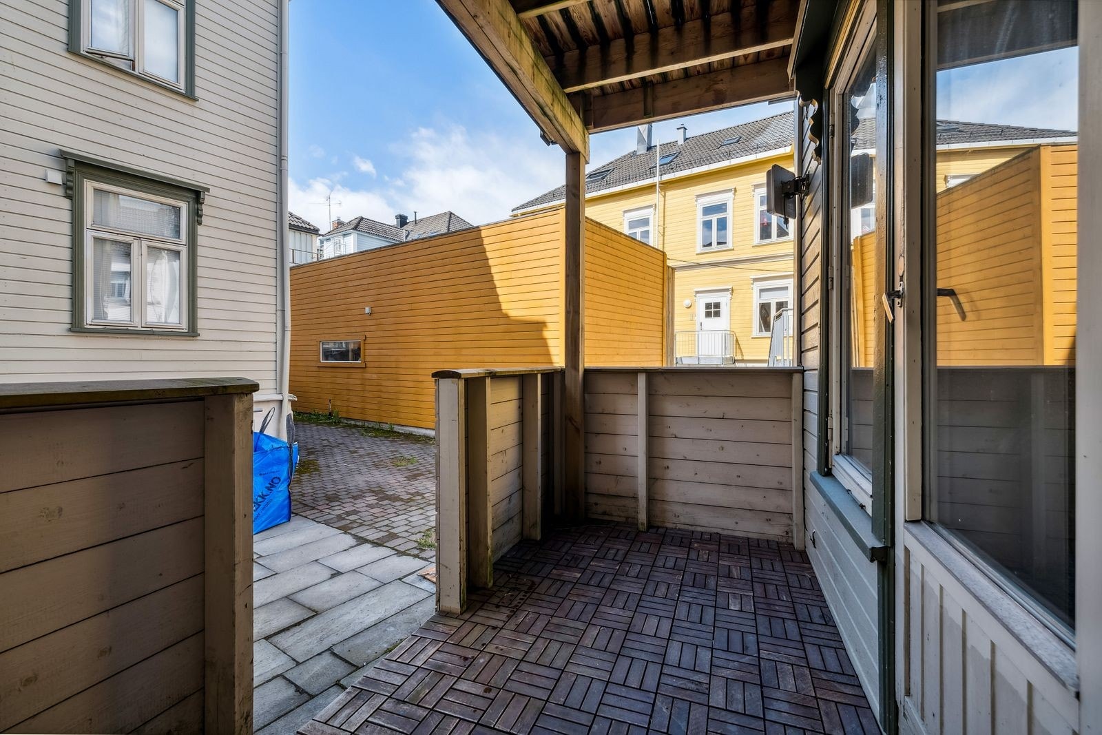 Veranda vendt mot bakgård med utgang fra soverommet. Galleribilde
