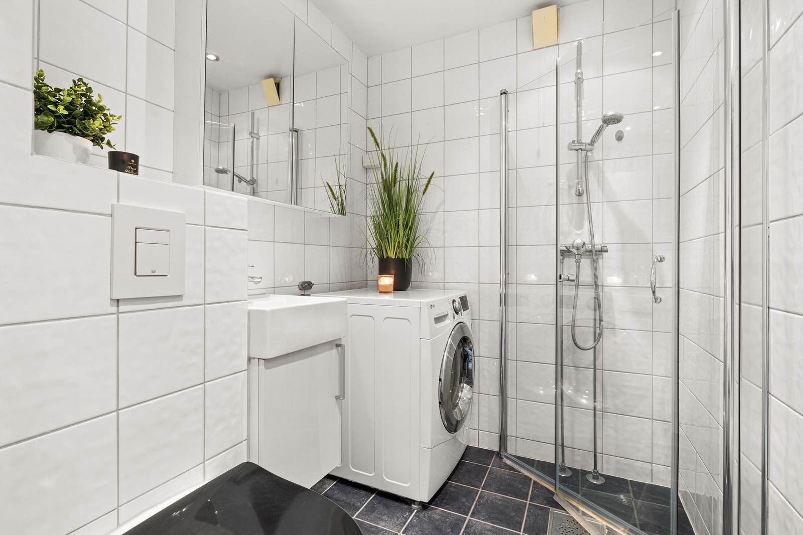 Dusjbad med opplegg for vaskesøyle, badet er oppgradert i regi av borettslaget i 2010. Galleribilde