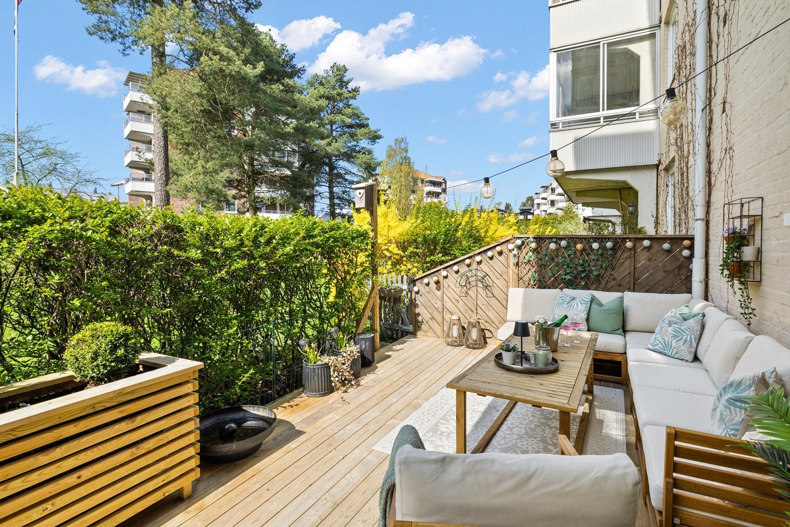 Fra stuen er det utgang til vestvendt og usjenert markterrasse. Galleribilde