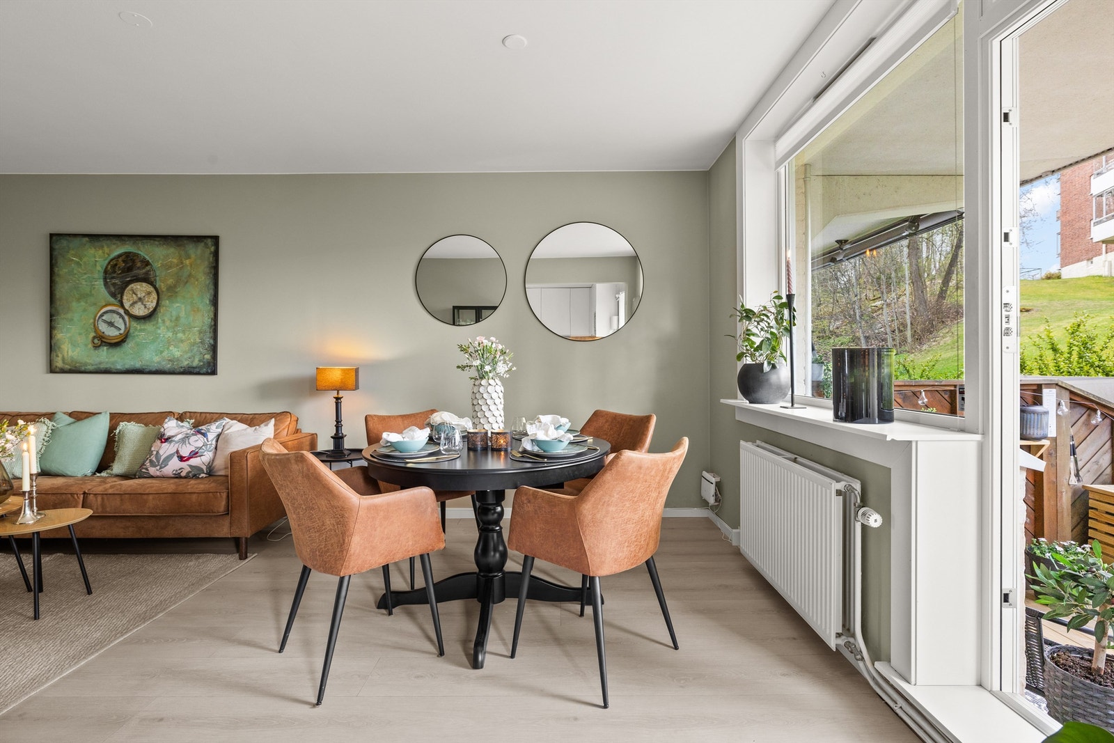 Romslig stue hvor det er god plass til både spisestue og lounge. Galleribilde